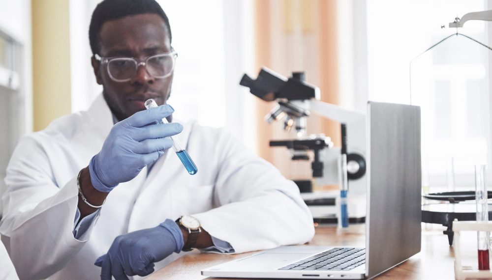 un-travailleur-afro-americain-travaille-dans-un-laboratoire-menant-des-experiences-min un-travailleur-afro-americain-travaille-dans-un-laboratoire-menant-des-experiences-min