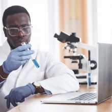 un-travailleur-afro-americain-travaille-dans-un-laboratoire-menant-des-experiences-min