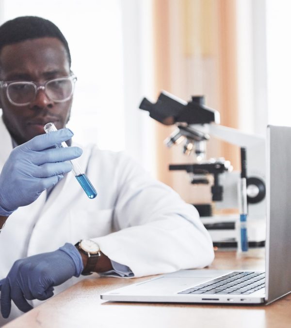 un-travailleur-afro-americain-travaille-dans-un-laboratoire-menant-des-experiences-min
